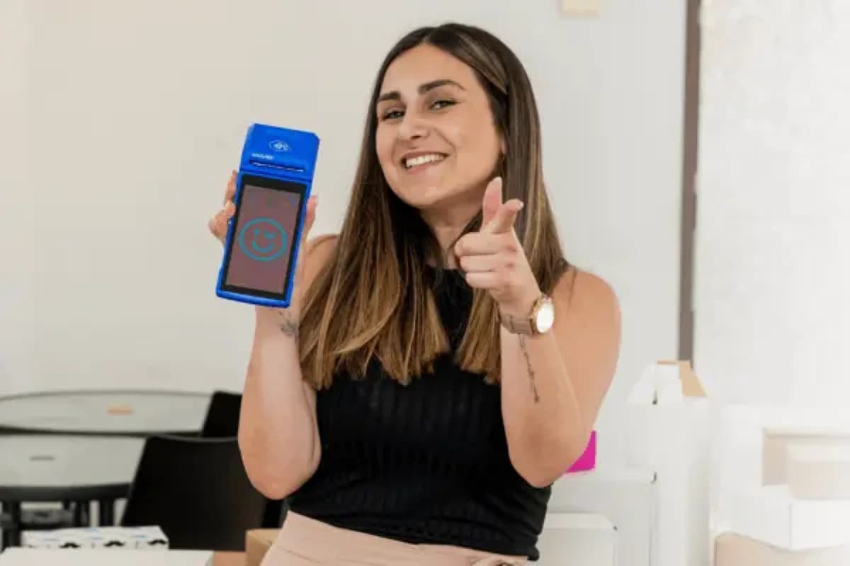 Comercio utilizando la maquinita de pago Tuu Haulmer para transacciones rápidas